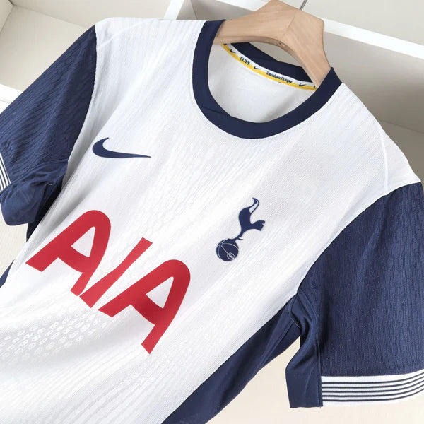 Camisa Tottenham I 24/25 - Torcedor Nike - Branca com detalhes em azul