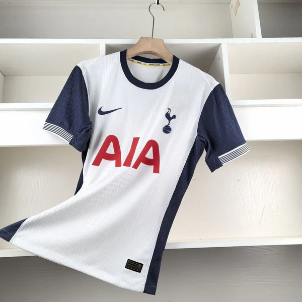 Camisa Tottenham I 24/25 - Torcedor Nike - Branca com detalhes em azul